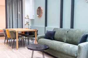 ein Wohnzimmer mit einem Sofa und einem Tisch in der Unterkunft Apartment Saint Germain des Près by Studio prestige in Paris