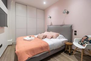 パリにあるApartment Saint Germain des Près by Studio prestigeのピンクと白の壁のベッドルーム1室