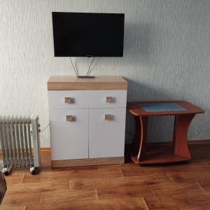 Televízia a/alebo spoločenská miestnosť v ubytovaní Apartment Harkovskaya 1 floor