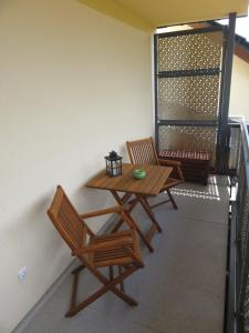 Thallwitz的住宿－公園之家公寓，阳台配有一张桌子和两把椅子