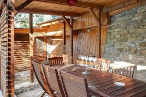 Une table et des chaises en bois sont disponibles sur la terrasse. dans l'établissement Sweet Caselle, à Testico