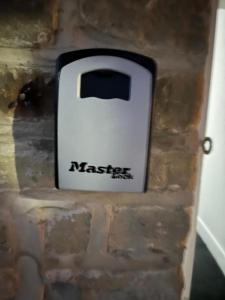 einem weißen Toaster, der an der Seite einer Ziegelwand sitzt in der Unterkunft Marina Apartments in Bradford