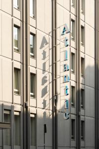 un panneau sur le côté d'un bâtiment dans l'établissement c-hotels Atlantic, à Milan