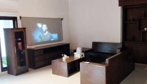 A television and/or entertainment centre at The Dharma Araminth Villa - Lovina Mountain and Sea View