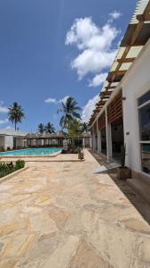un patio vacío de un edificio con piscina en Mafia Dream Hotel en Kilindoni