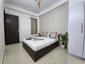 Кровать или кровати в номере Homlee-Vintage 2BHK Apt Near Central Delhi