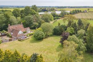 een luchtfoto van een huis in een veld bij Perry Farm by Bloom Stays in Canterbury