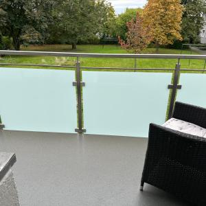 un par de sillas sentadas en un patio en GL Single Town Apartment, en Wiesbaden