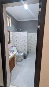 基林多尼的住宿－Mafia Dream Hotel，一间带卫生间和水槽的浴室