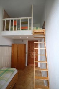 - une chambre avec des lits superposés et une échelle dans l'établissement JS Feriendomizile: FeWo Charlotte, à Schierke