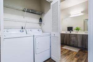 lavadero blanco con lavadora y secadora en Housy & Comfy 4BDR & 2BTH in Marina del Rey for 10 pax en Los Ángeles