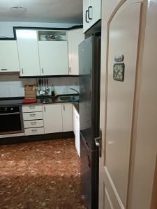 Küche/Küchenzeile in der Unterkunft Habitación en Chalet Calabardina con Piscina
