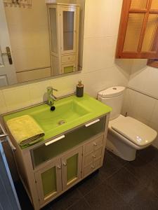 Ein Badezimmer in der Unterkunft Habitación en Chalet Calabardina con Piscina
