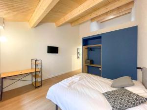 a bedroom with a large bed and a desk at San Isidoro Coliving in Oviedo