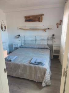 sypialnia z łóżkiem i dwoma ręcznikami na nim w obiekcie casa Sun&Sand Corralejo w Corralejo