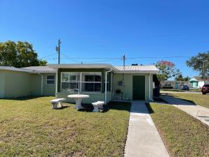 una casa con tavolo e due panchine nel cortile di Modern Waterview House a Hudson