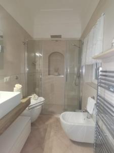 uma casa de banho com um chuveiro, um WC e um lavatório. em MARVELOUS SEA VIEW VILLA em Capri