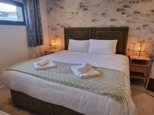 Llit o llits en una habitació de Rudgleigh Lodge by Cliftonvalley Apartments
