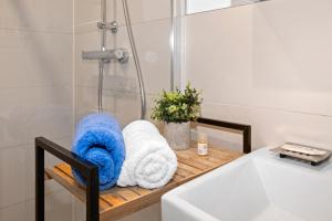 a bathroom with towels on a wooden shelf next to a shower at Altstadt - Exklusive 3-Zi-Wohnung mit 90 qm und großem Balkon in Nürnberg +47 photos