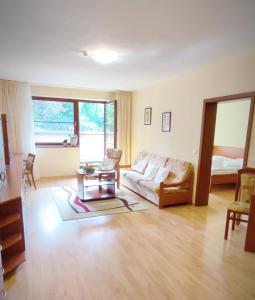 een woonkamer met een bank en een tafel bij Hotel Ambra in Luhačovice
