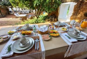 una mesa con platos de comida encima en Herdade Reguenguinho en Cercal