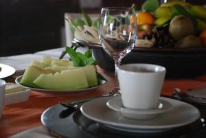 una tavola con un piatto di cibo e un bicchiere di vino di Herdade Reguenguinho a Cercal
