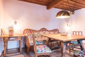 a dining room with a wooden table and chairs at Das Schusterhäusl - Urlaub im oberbayerischen Baudenkmal in Samerberg