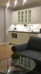 uma sala de estar com um sofá e uma mesa de vidro em Nr 2 EUROPA22 Superior Apartament z balkonem JEST WINDA "Strzeżone Osiedle BROWARNA" CENTRUM MIASTA Opcjonalnie z garażem Quick Check-in em Tomaszów Mazowiecki