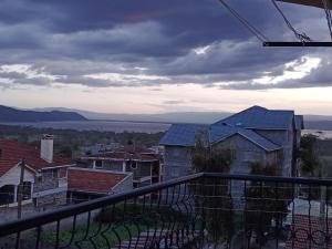 einen Blick vom Balkon einer Stadt mit Häusern in der Unterkunft Lakefront Haven:Your funky abode in Nakuru