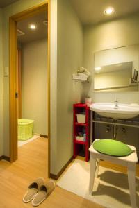 een badkamer met een wastafel en een spiegel bij Hotel Wako in Osaka