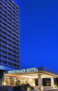un edificio con barras hotel palacio por la noche en Rodos Palace Hotel, en Ixia