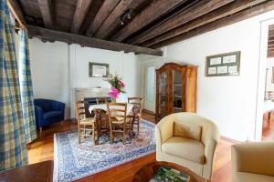 a living room with a table and chairs at Villa Di Tissano in Tissano
