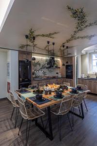 une cuisine avec une grande table et des chaises en bois dans l'établissement Elaia Athens Boutique, à Athènes 42 autres photos