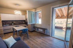a living room with a couch and a table at Sette Fiori Luxury Apartments in Miane Premaor