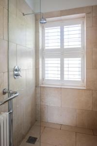 HolbetonにあるLittle Oakのガラスドア付きのシャワー付きのバスルーム +29枚の写真