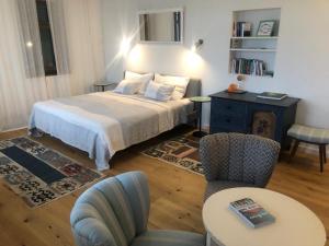 Schlafzimmer mit einem Bett, einem Tisch und Stühlen in der Unterkunft OLLERS in Ollersdorf im Burgenland