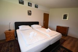- une chambre avec un lit et 2 serviettes dans l'établissement top 39 haus 1, à Kaprun