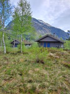 um par de casas num campo com árvores em Stardalen Hyttegrend em Klakegg