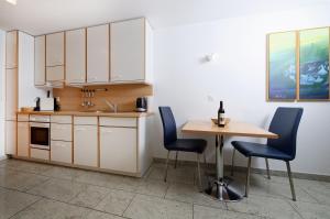 Kuchyň nebo kuchyňský kout v ubytování Apartments Aura