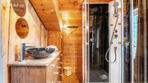Bilik mandi di Chalet Pomme de Pin +14 gambar