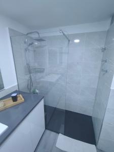 W łazience znajduje się prysznic ze szklanymi drzwiami. w obiekcie casa Sun&Sand Corralejo w Corralejo +19 zdjęć