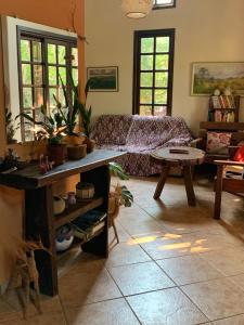 - un salon avec un canapé et une table dans l'établissement Pousada Casa Natuco, à Chapada dos Guimarães