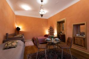 uma sala de estar com paredes cor de laranja e uma mesa e cadeiras em Two Wheels em Riga