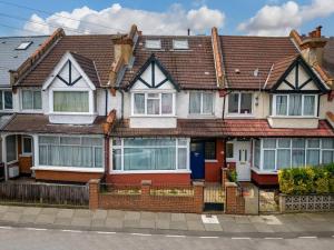 a row of houses on a street at Chic 4BR Home in Mitcham Ideal for Families in Mitcham