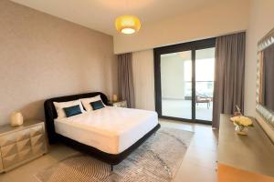 een slaapkamer met een groot bed en een balkon bij MH - Act Tower - Burj View - 2BHK - Ref 410 in Dubai