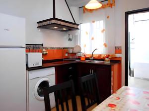 cocina con lavadora y lavadora en Apartamento cerca de la playa los Bateles, en Conil de la Frontera