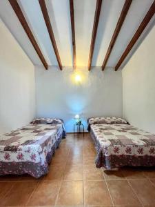 Giường trong phòng chung tại La Caseta de Rotova - Casa Rural para desconectar