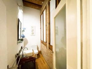By Born Rooms في برشلونة: حمام مع حوض ومرحاض في الغرفة