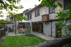 - une vue extérieure sur une maison avec une cour dans l'établissement Veliko Tarnovo Villa Lora, à Veliko Tarnovo