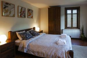 Veliko Tarnovo Villa Lora في فيليكو ترنوفو: غرفة نوم عليها سرير وفوط